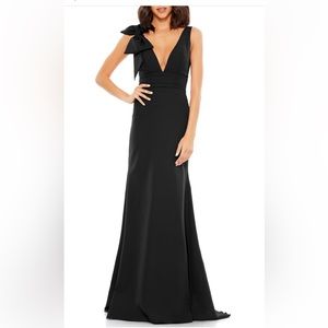Mac Duggal Bow Shoulder V-Neck Gown - Black - Size 2